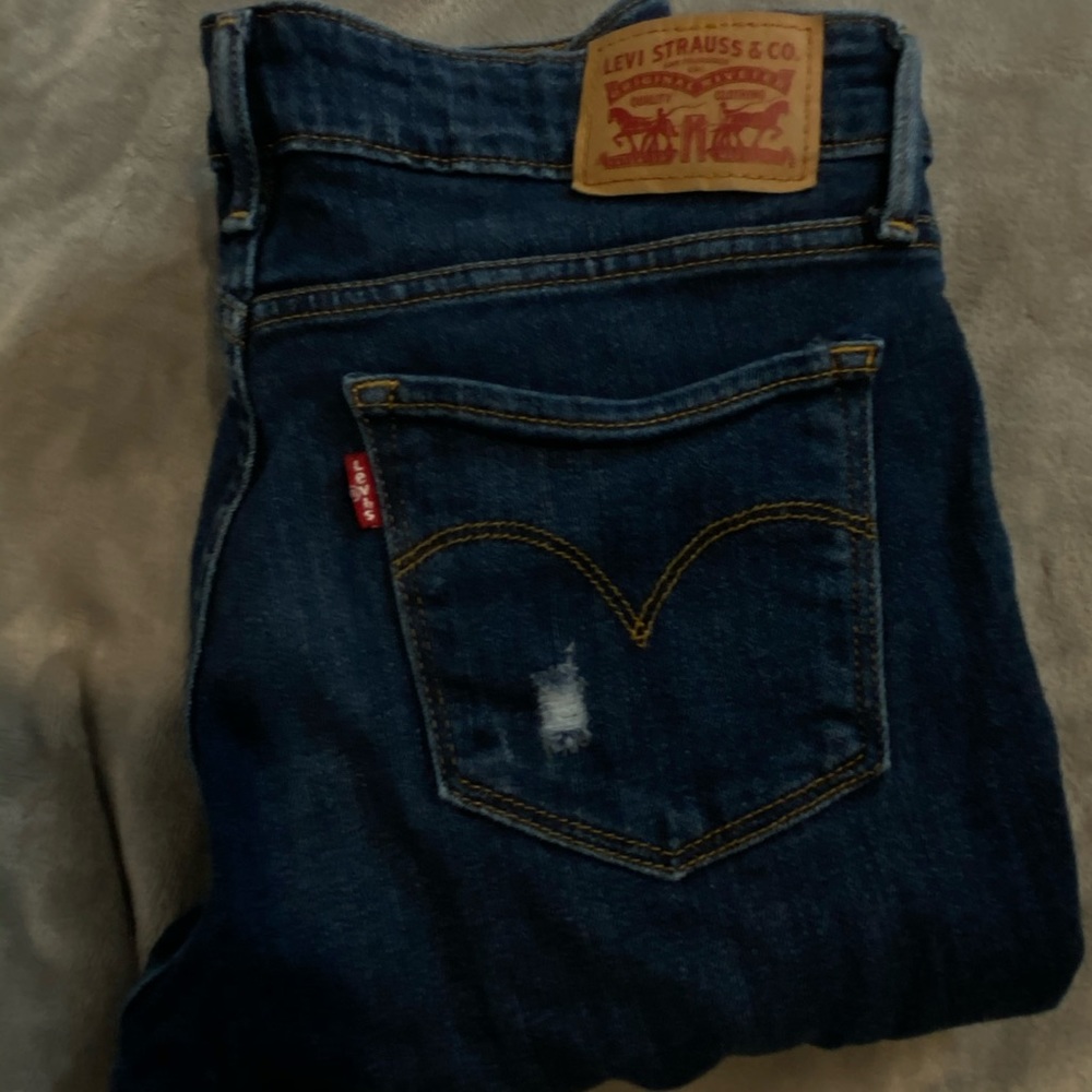 Ripped Levi’s skinny jeans